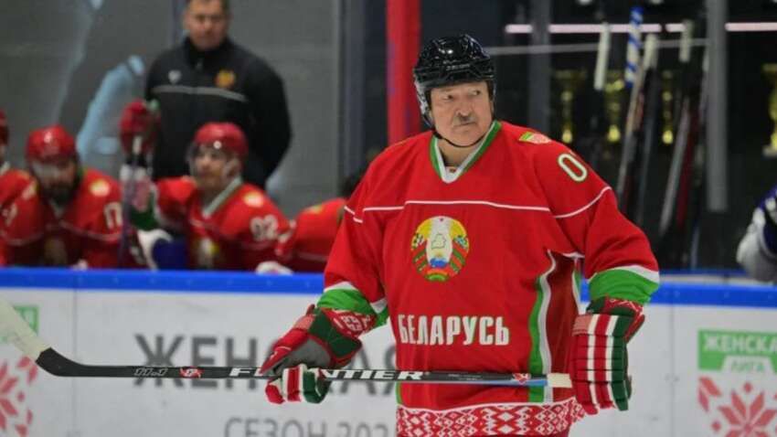 Лукашенко прокоментував своє падіння під час хокейного матчу Лукашенко прокоментував своє падіння під час хокейного матчу