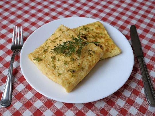 Яєчні конвертики із сиром та шинкою: порадуйте себе апетитним сніданком Яєчні конвертики із сиром та шинкою: порадуйте себе апетитним сніданком