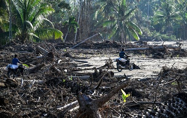 Руйнівна повінь на півночі Індонезії призвела до загибелі 14 осіб Руйнівна повінь на півночі Індонезії призвела до загибелі 14 осіб
