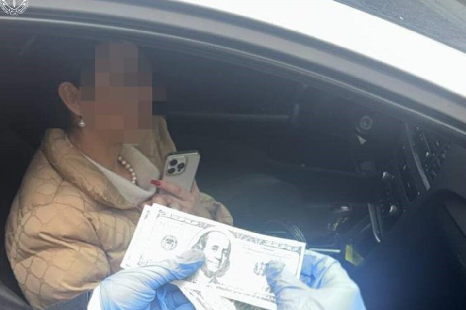 В Одесі лікарка брала хабарі за розміщення пацієнтів на стаціонарне лікування у психлікарні В Одесі лікарка брала хабарі за розміщення пацієнтів на стаціонарне лікування у психлікарні