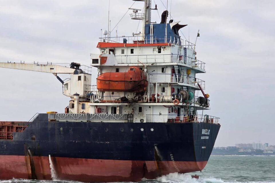 На Одещині росія атакувала два судна: загинув іноземець, є постраждалі На Одещині росія атакувала два судна: загинув іноземець, є постраждалі