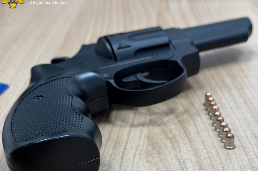 На кордоні з Молдовою на Одещині у водія виявили зброю та патрони На кордоні з Молдовою на Одещині у водія виявили зброю та патрони