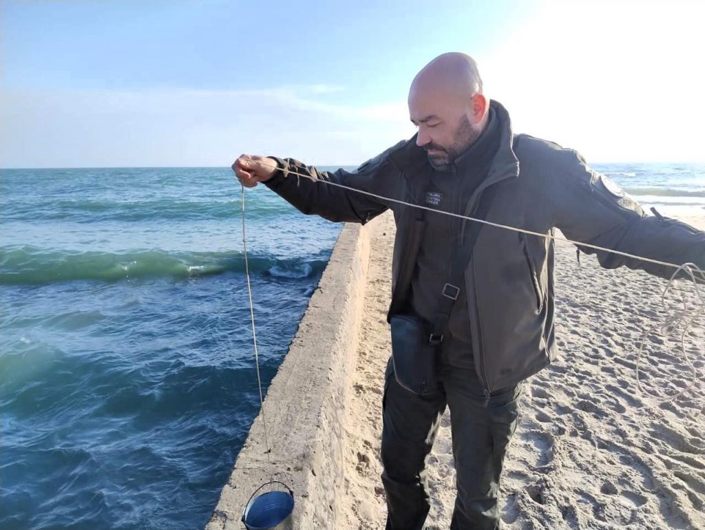 Екологи перевірили узбережжя Одеси на наявність нафтопродуктів(фото) Екологи перевірили узбережжя Одеси на наявність нафтопродуктів(фото)