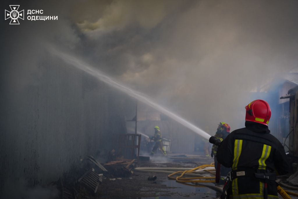 Масштабна пожежа в Одесі: горіла виробнича будівля з деревиною (фото) Масштабна пожежа в Одесі: горіла виробнича будівля з деревиною (фото)
