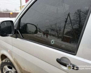 Стрілянина на Львівщині: чоловік відкрив вогонь по мікроавтобусу ТЦК Стрілянина на Львівщині: чоловік відкрив вогонь по мікроавтобусу ТЦК