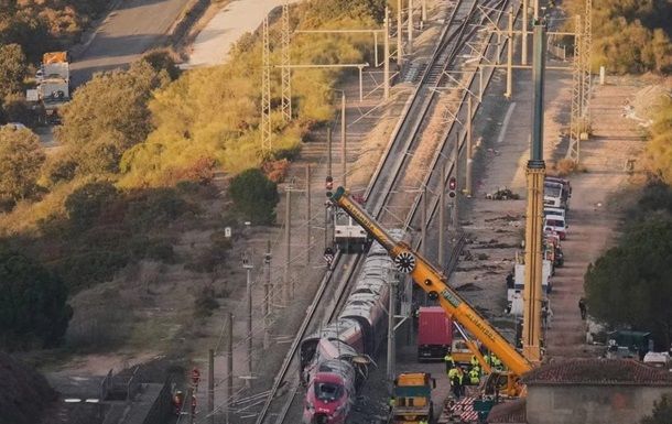 Четверта аварія за тиждень: в Іспанії поїзд зіткнувся з краном Четверта аварія за тиждень: в Іспанії поїзд зіткнувся з краном