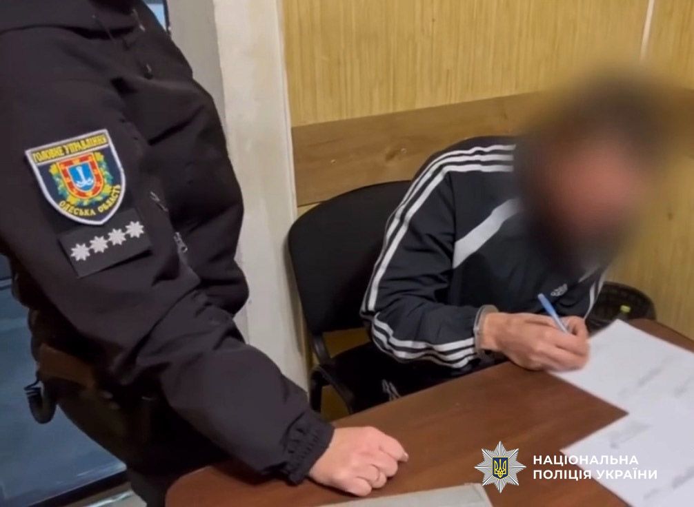 За доказами поліцейських обвинувальний вирок суду отримав житель Одеси, який скоїв розбійний напад на продавчиню крамниці За доказами поліцейських обвинувальний вирок суду отримав житель Одеси, який скоїв розбійний напад на продавчиню крамниці