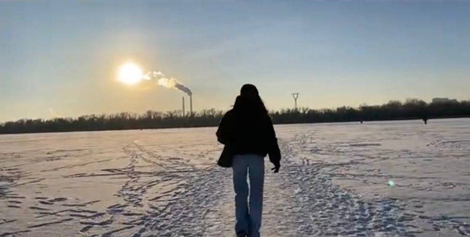Йшли пішки по замерзлому Дніпру: киянки перейшли на інший берег міста під час тривоги Йшли пішки по замерзлому Дніпру: киянки перейшли на інший берег міста під час тривоги