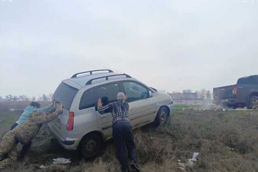 Ізмаїльські гвардійці допомогли витягнути автомобіль, що злетів у кювет(фото) Ізмаїльські гвардійці допомогли витягнути автомобіль, що злетів у кювет(фото)