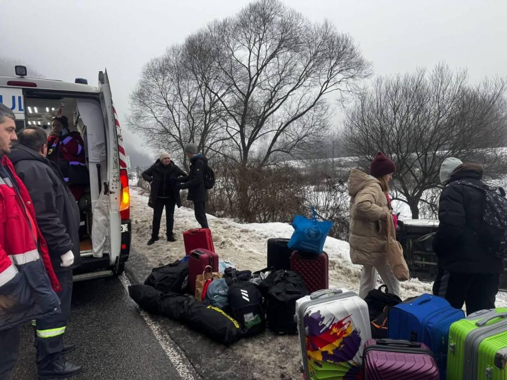 На Закарпатті в ДТП потрапив мікроавтобус з дітьми, які їхали на відпочинок до Карпат(фото) На Закарпатті в ДТП потрапив мікроавтобус з дітьми, які їхали на відпочинок до Карпат(фото)