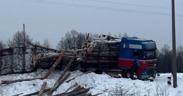 На Житомирщині вантажівка протаранила поїзд: травмований машиніст(фото) На Житомирщині вантажівка протаранила поїзд: травмований машиніст(фото)