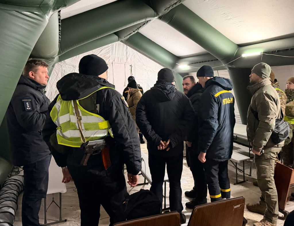 Ситуація у Києві залишається надскладною. Підрозділи ДСНС України працюють у максимальному складі, додатково залучені придані сили з інших регіонів(фото) Ситуація у Києві залишається надскладною. Підрозділи ДСНС України працюють у максимальному складі, додатково залучені придані сили з інших регіонів(фото)