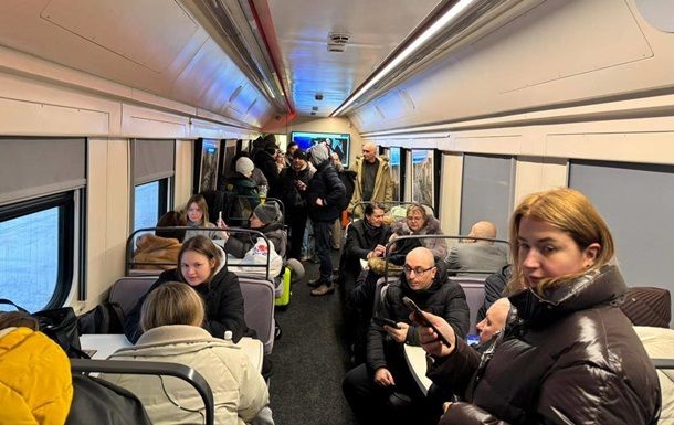 Укрзалізния відкрила перший "пункт незламності" за кордоном Укрзалізния відкрила перший "пункт незламності" за кордоном