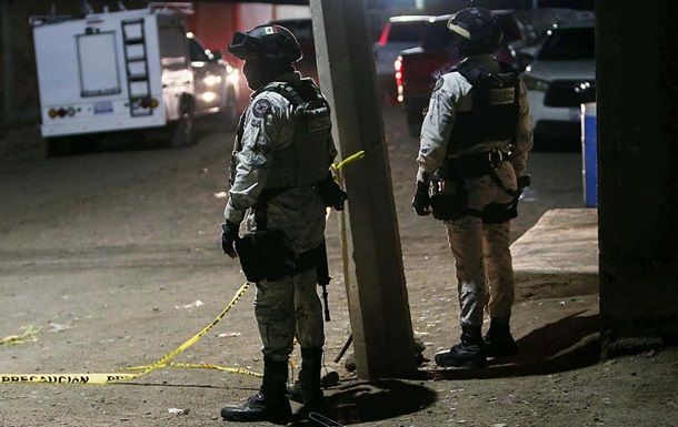 В Мексиці невідомі на футбольному стадіоні розстріляли 11 людей В Мексиці невідомі на футбольному стадіоні розстріляли 11 людей