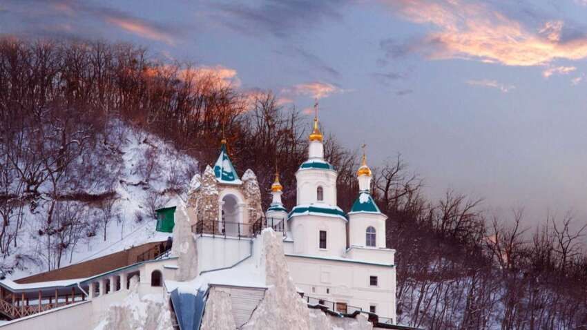 Нічне пограбування у відомій Святогірській лаврі: зі скиту викрали дзвони та начиння Нічне пограбування у відомій Святогірській лаврі: зі скиту викрали дзвони та начиння