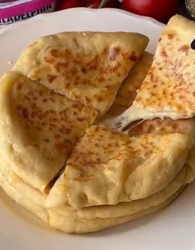 Ідея для сніданку або перекусу: готуємо ліниві хачапурі, які вийдуть у кожного Ідея для сніданку або перекусу: готуємо ліниві хачапурі, які вийдуть у кожного