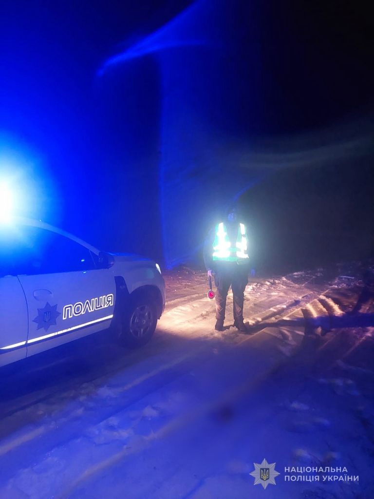 У Подільському районі поліцейські надали допомогу водієві легковика, який через технічну несправність серед ночі застряг на дорозі У Подільському районі поліцейські надали допомогу водієві легковика, який через технічну несправність серед ночі застряг на дорозі