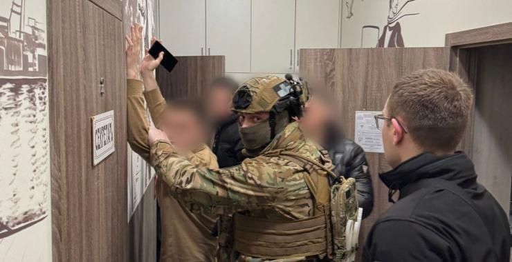 Харків'янин та двоє одеситів ошукували клієнтів в інтернеті Харків'янин та двоє одеситів ошукували клієнтів в інтернеті