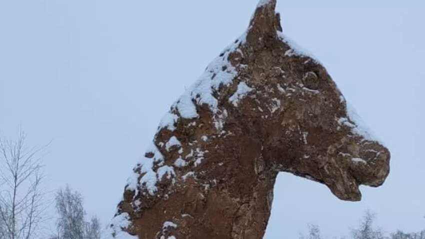 У Росії представили символ 2026 року: коня зі замороженого лайна (фото) У Росії представили символ 2026 року: коня зі замороженого лайна (фото)