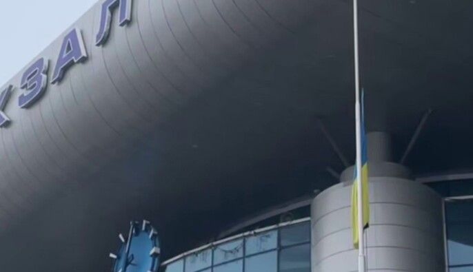УЗ приспустила стяги над усіма вокзалами в пам’ять про пасажирів, які загинули через атаку на Харківщину УЗ приспустила стяги над усіма вокзалами в пам’ять про пасажирів, які загинули через атаку на Харківщину