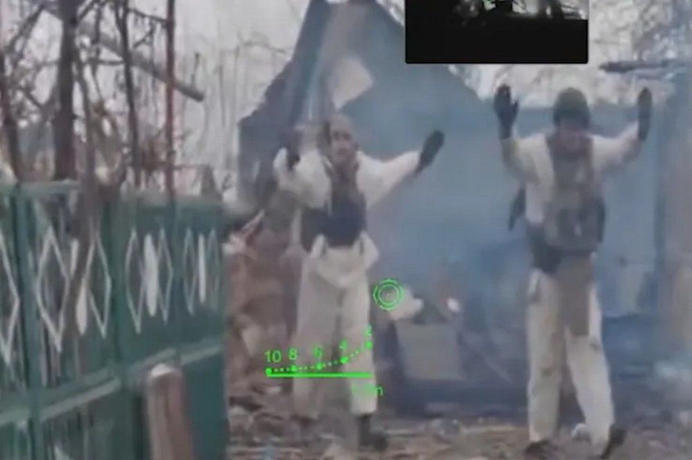 Український робот узяв у полон трьох російських військових (відео) Український робот узяв у полон трьох російських військових (відео)