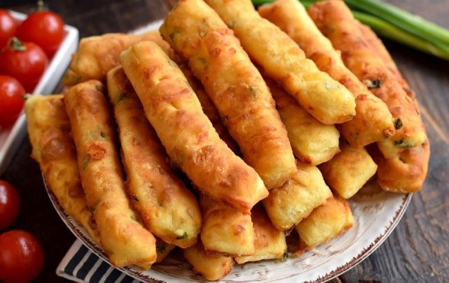 Рецепт "лінивих" сирних паличок, які зникають зі столу за хвилину: склянка кефіру та яйця Рецепт "лінивих" сирних паличок, які зникають зі столу за хвилину: склянка кефіру та яйця