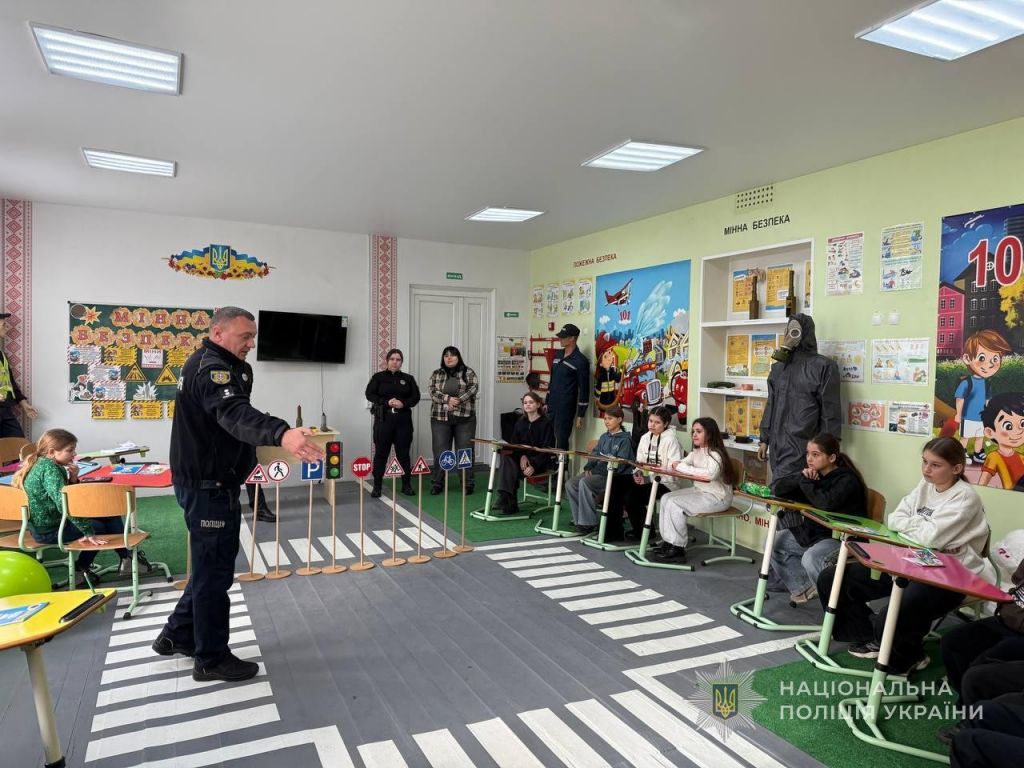 Від пасток в інтернеті до мінної небезпеки: профілактичні заходи поліцейських для підлітків тривають Від пасток в інтернеті до мінної небезпеки: профілактичні заходи поліцейських для підлітків тривають