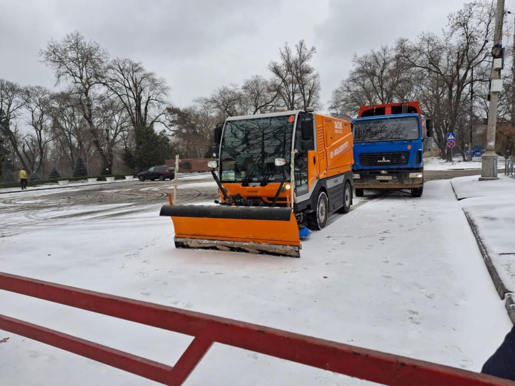 Одеситів закликають не перешкоджати роботі снігоприбиральної техніки Одеситів закликають не перешкоджати роботі снігоприбиральної техніки