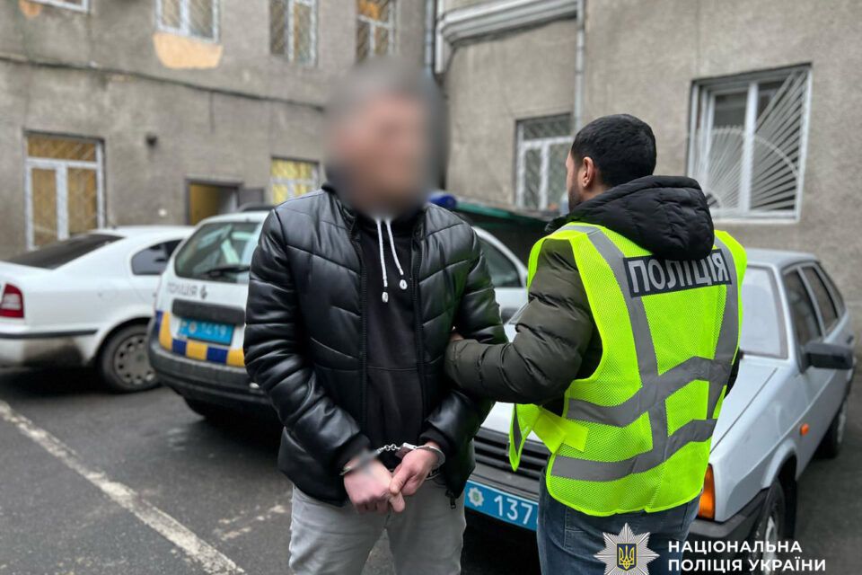 В Одесі затримали зловмисників, які увірвалися у номер готелю, побили чоловіка та пограбували його В Одесі затримали зловмисників, які увірвалися у номер готелю, побили чоловіка та пограбували його