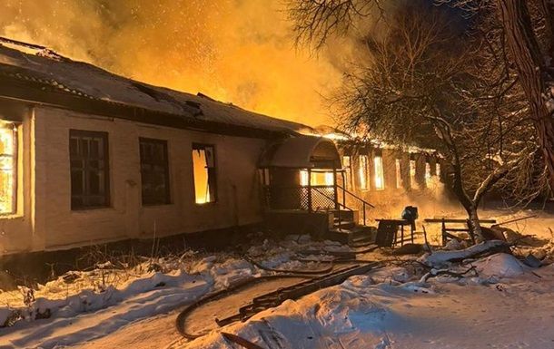 На Чернігівщині палав центр соціальної адаптації: невідома доля трьох людей На Чернігівщині палав центр соціальної адаптації: невідома доля трьох людей