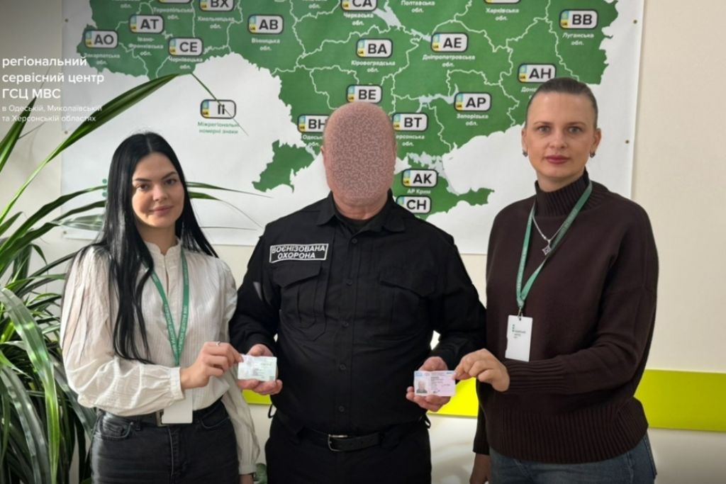 Вцілілому після нещодавнього обстрілу охоронцю енергооб’єкта Ізмаїльщини оперативно відновили знищені документи Вцілілому після нещодавнього обстрілу охоронцю енергооб’єкта Ізмаїльщини оперативно відновили знищені документи