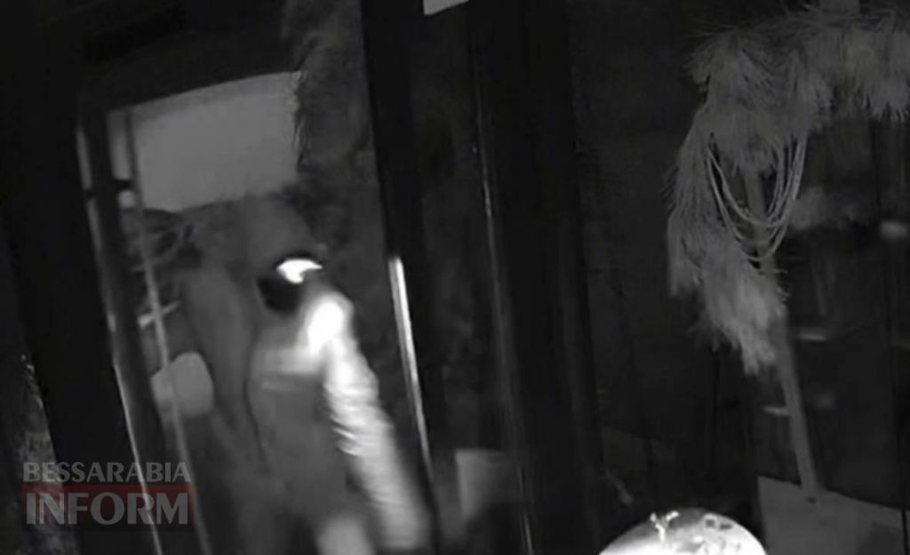 В Ізмаїлі вночі обікрали квітковий магазин В Ізмаїлі вночі обікрали квітковий магазин