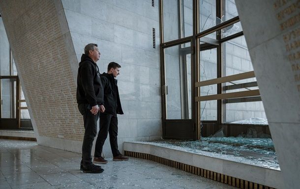 Обстріл "Батьківщини-матері": росіяни пошкодили меморіальний комплекс у Києві (фото) Обстріл "Батьківщини-матері": росіяни пошкодили меморіальний комплекс у Києві (фото)