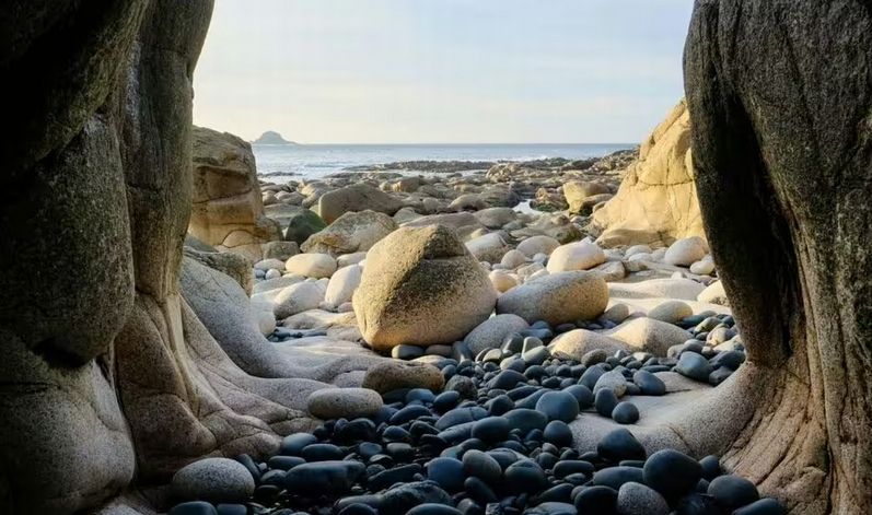 Пляж, вкритий "яйцями динозаврів": який вигляд має одне з 50 найкращих у Європі узбереж Пляж, вкритий "яйцями динозаврів": який вигляд має одне з 50 найкращих у Європі узбереж