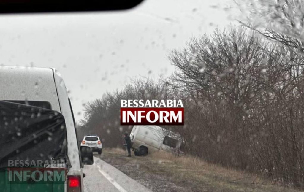 Білгород-Дністровські рятувальники визволили авто з кювету на трасі Одеса-Рені (фото) Білгород-Дністровські рятувальники визволили авто з кювету на трасі Одеса-Рені (фото)