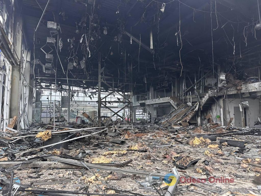 Пожежа на 2000 м²: в Одесі через влучання «шахеда» повністю вигорів автосалон (фото) Пожежа на 2000 м²: в Одесі через влучання «шахеда» повністю вигорів автосалон (фото)