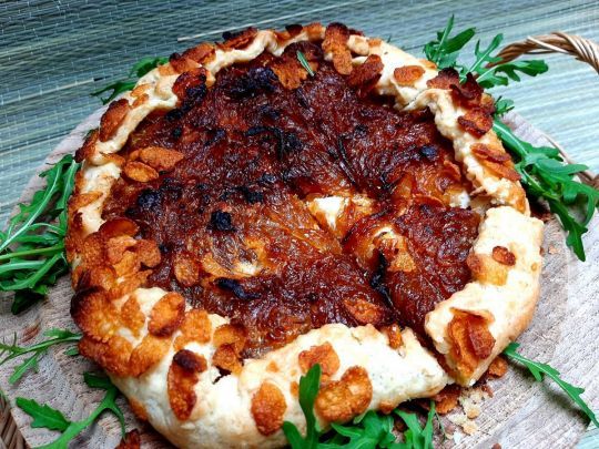 Домашній ресторан: рецепт простої та вишуканої цибулево-сирної галети Домашній ресторан: рецепт простої та вишуканої цибулево-сирної галети