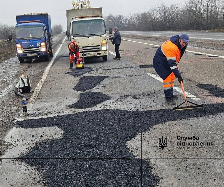 Водіїв застерігають бути обачними на трасі Одеса-Київ через глибокі колії та ями Водіїв застерігають бути обачними на трасі Одеса-Київ через глибокі колії та ями