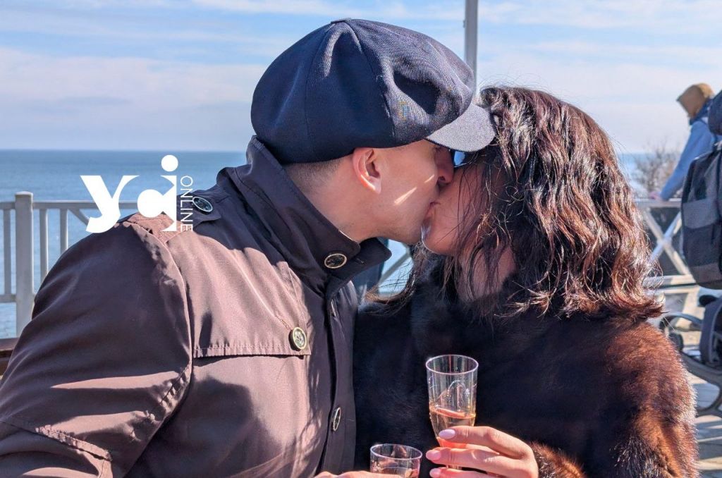 В Одесі встановили рекорд за найбільшою кількістю пар, які цілуються на березі моря(фото) В Одесі встановили рекорд за найбільшою кількістю пар, які цілуються на березі моря(фото)