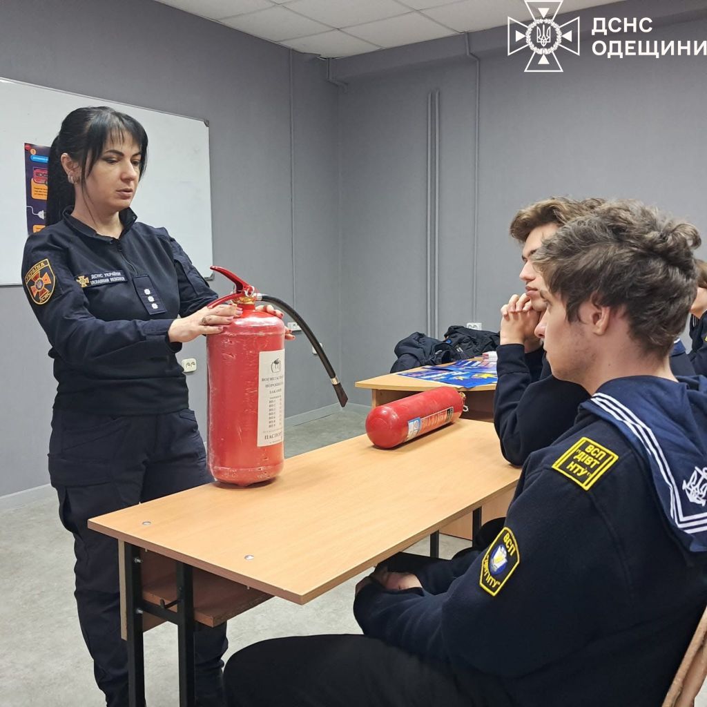 Офіцери-рятувальники Ізмаїльського району навчали безпеці майбутніх моряків(фото) Офіцери-рятувальники Ізмаїльського району навчали безпеці майбутніх моряків(фото)