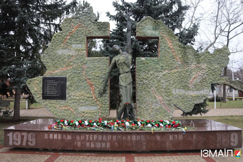 Урочиста церемонія покладання квітів з нагоди Дня вшанування учасників бойових дій на території інших держав(фото) Урочиста церемонія покладання квітів з нагоди Дня вшанування учасників бойових дій на території інших держав(фото)