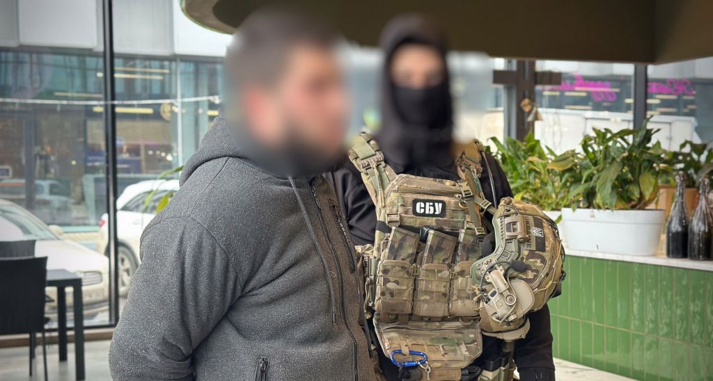 В Одесі викрили двох чоловіків на хабарі у 3000 доларів за бронювання(відео) В Одесі викрили двох чоловіків на хабарі у 3000 доларів за бронювання(відео)