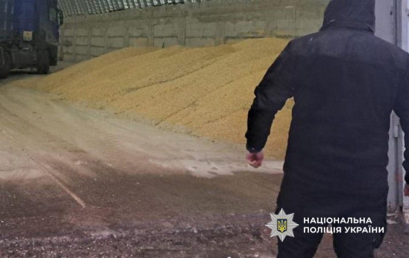 На Одещині поліцейські викрили двох перевізників у крадіжці з підприємства соєвої сировини на суму понад мільйон гривень На Одещині поліцейські викрили двох перевізників у крадіжці з підприємства соєвої сировини на суму понад мільйон гривень