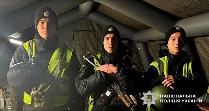 За мить до самогубства: у Києві поліцейські врятували хлопця, який хотів стрибнути з 7-го поверху За мить до самогубства: у Києві поліцейські врятували хлопця, який хотів стрибнути з 7-го поверху