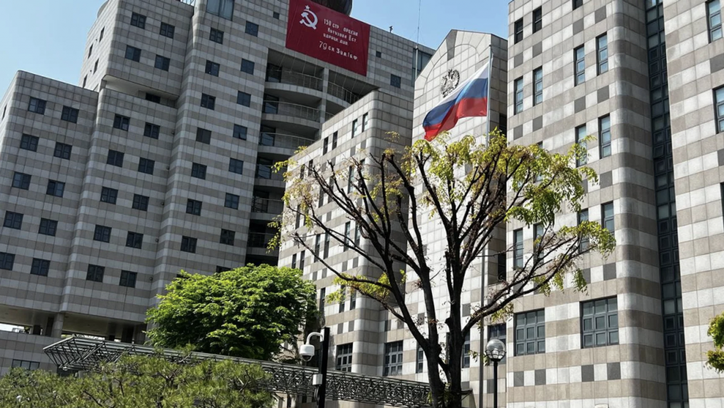 Посольство рф у Сеулі вивісило 12-метровий банер із написом «Перемога буде за нами», а потім відмовилося знімати його Посольство рф у Сеулі вивісило 12-метровий банер із написом «Перемога буде за нами», а потім відмовилося знімати його