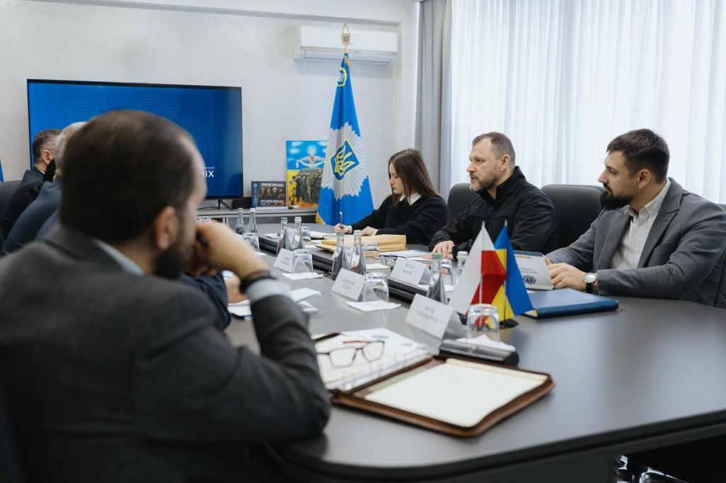 Зустрівся з Міністром-координатором спеціальних служб Польщі Томашем Семоняком(фото) Зустрівся з Міністром-координатором спеціальних служб Польщі Томашем Семоняком(фото)