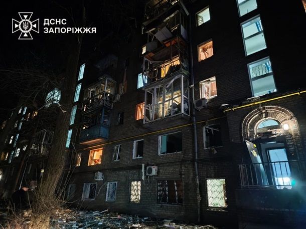 Вночі росіяни відзначили річницю вторгнення в Україну масованим ударом по Запоріжжю (фото) Вночі росіяни відзначили річницю вторгнення в Україну масованим ударом по Запоріжжю (фото)