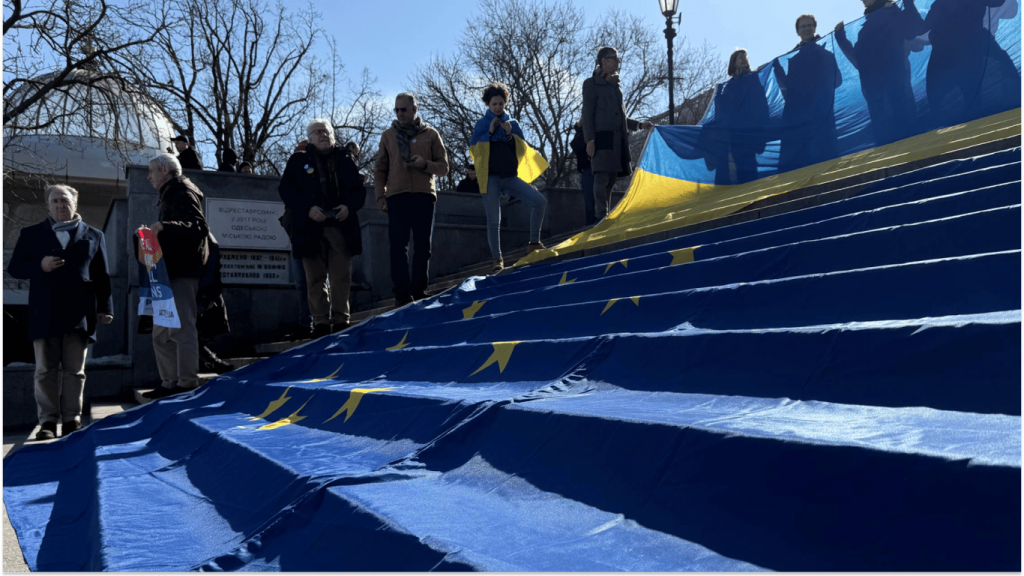 На Потьомкінських сходах в Одесі розгорнули одразу два прапори(фото) На Потьомкінських сходах в Одесі розгорнули одразу два прапори(фото)