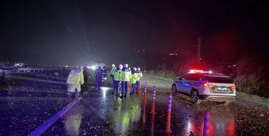 В Туреччині винищувач F-16 впав на автомобільне шосе: пілот загинув (відео) В Туреччині винищувач F-16 впав на автомобільне шосе: пілот загинув (відео)