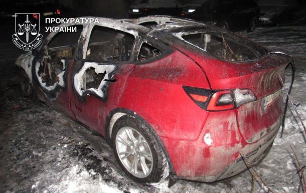 У Києві спалили автомобілі Tesla на замовлення РФ У Києві спалили автомобілі Tesla на замовлення РФ